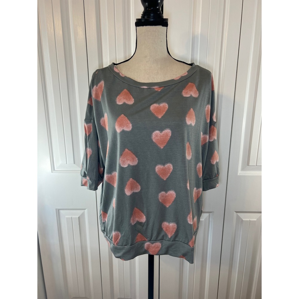 Emerald Gray Peach Heart Print Oversized Top 2X Short Sleeve Banded Hem ETK-5124